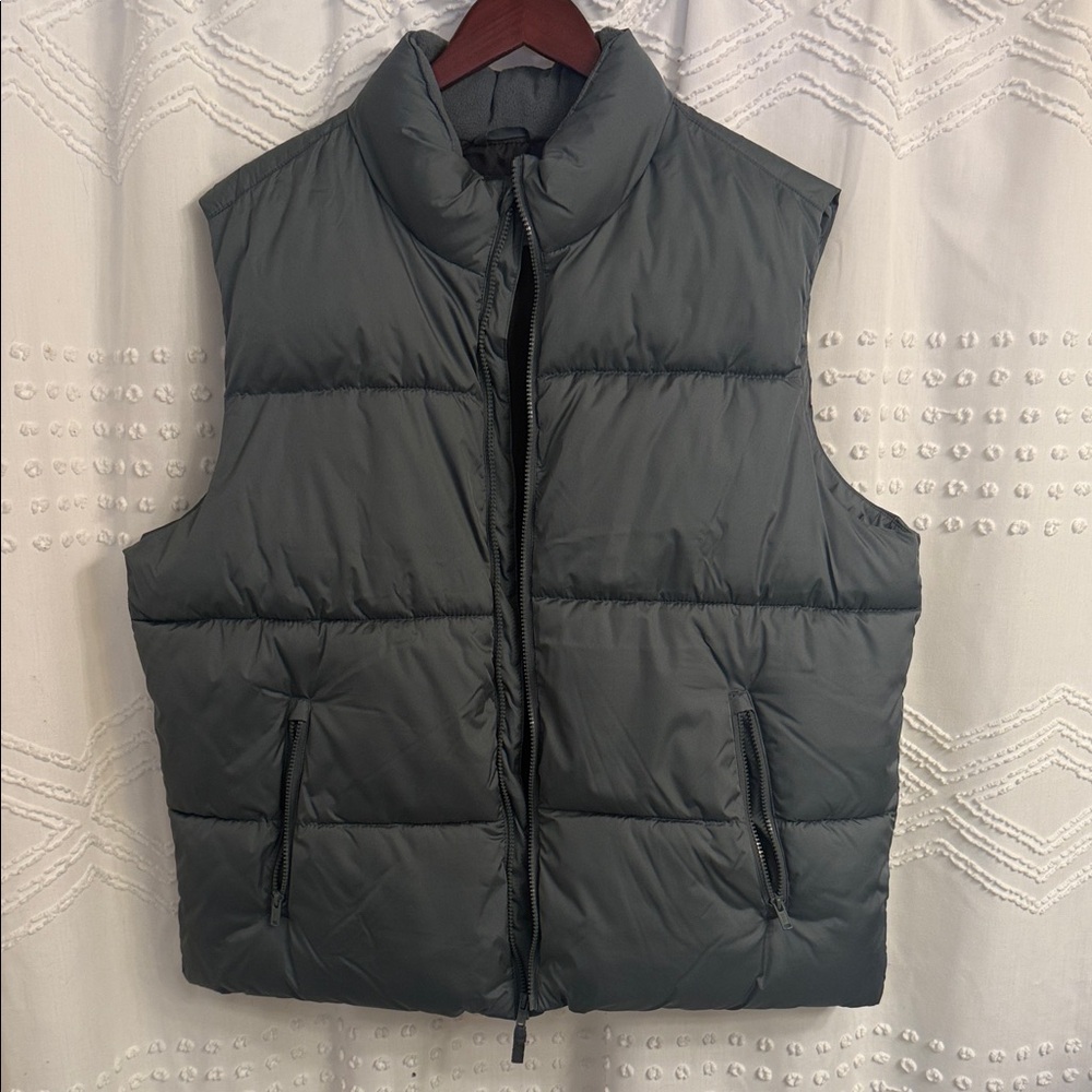 NWOT Men’s Old Navy Gray Puffer Vest - XL
